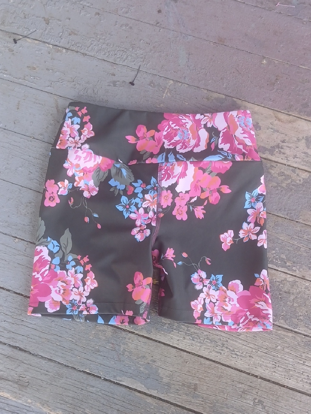Nwot Magii exercise workout bike shorts black floral Size Medium